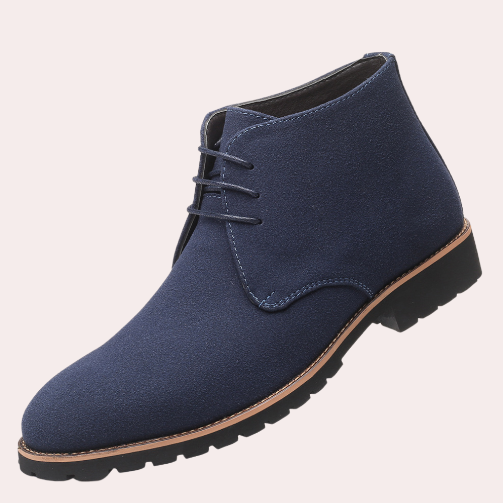 Blauwe suède herenschoen met veters, stevige rubberen zool en elegante afwerking. Perfect voor casual en formele gelegenheden.