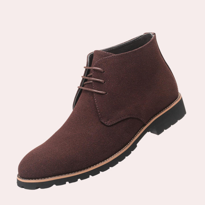 Bruine suède herenschoen met veters, stevige rubberen zool en elegante afwerking. Perfect voor casual en formele gelegenheden.