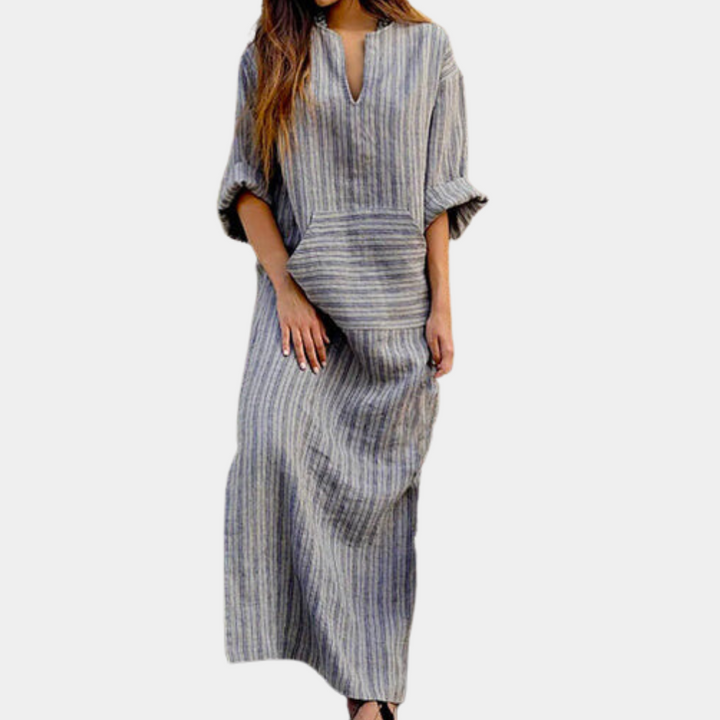 Grijze gestreepte maxi-jurk met V-hals en driekwart mouwen, casual damesmode, comfortabele pasvorm, geschikt voor lente en zomer.