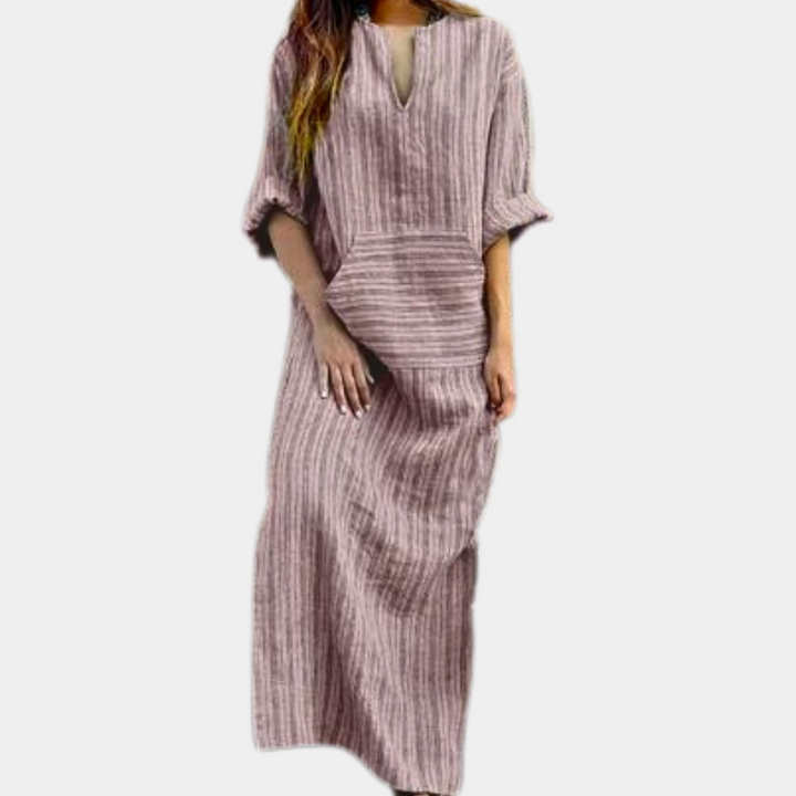 Rode gestreepte maxi-jurk met V-hals en driekwartsmouwen, casual dameskleding, comfortabele pasvorm, modetrend 2023.