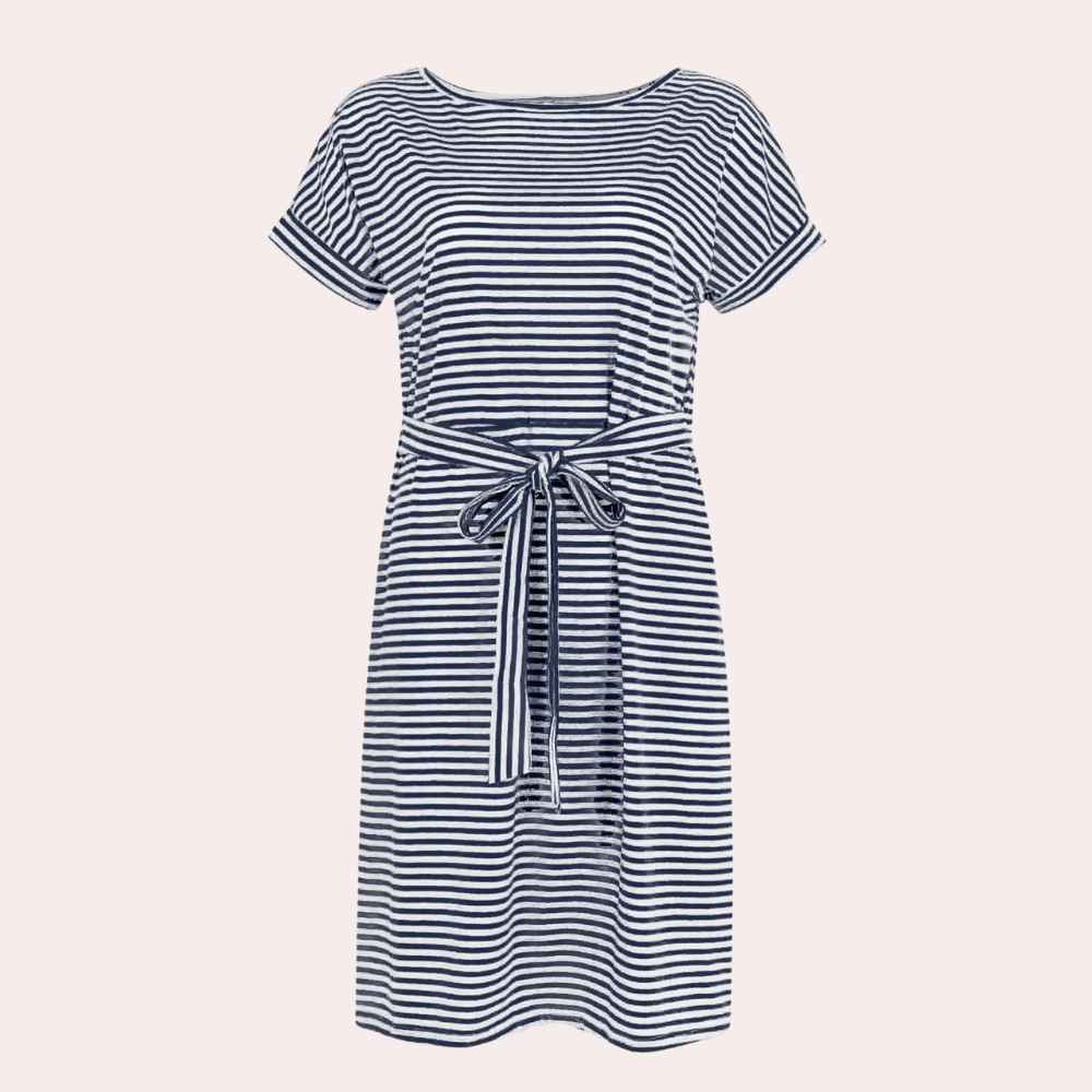 Gestreepte damesjurk met korte mouwen en ceintuur, zwart-wit design, casual en stijlvol, perfect voor zomeroutfits en dagelijks gebruik.