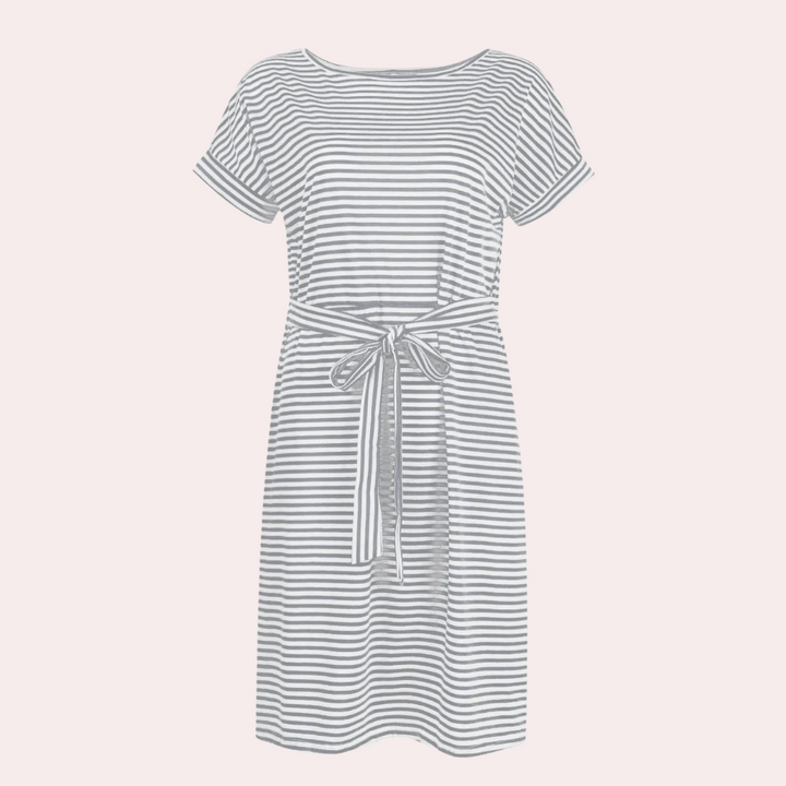 Grijs-wit gestreepte damesjurk met korte mouwen en strikceintuur, casual zomerjurk, comfortabele pasvorm, modieuze dameskleding.
