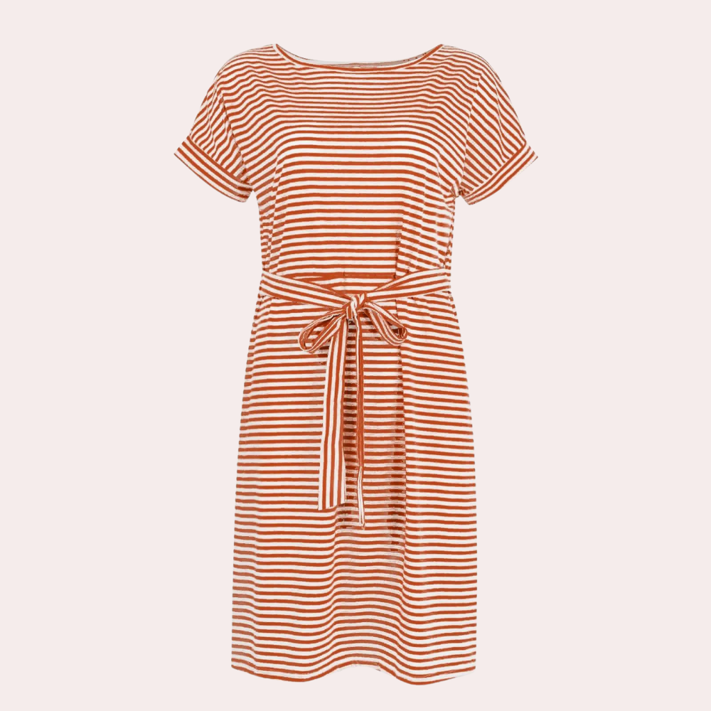 Oranje-wit gestreepte jurk met korte mouwen en strikceintuur, casual damesmode, zomerjurk, comfortabele katoenen stof.