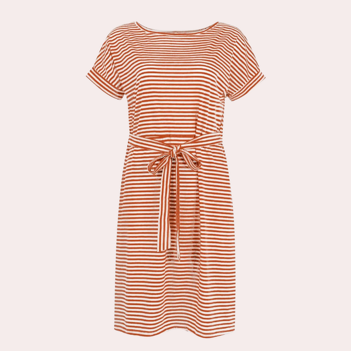 Oranje-wit gestreepte jurk met korte mouwen en strikceintuur, casual damesmode, zomerjurk, comfortabele katoenen stof.