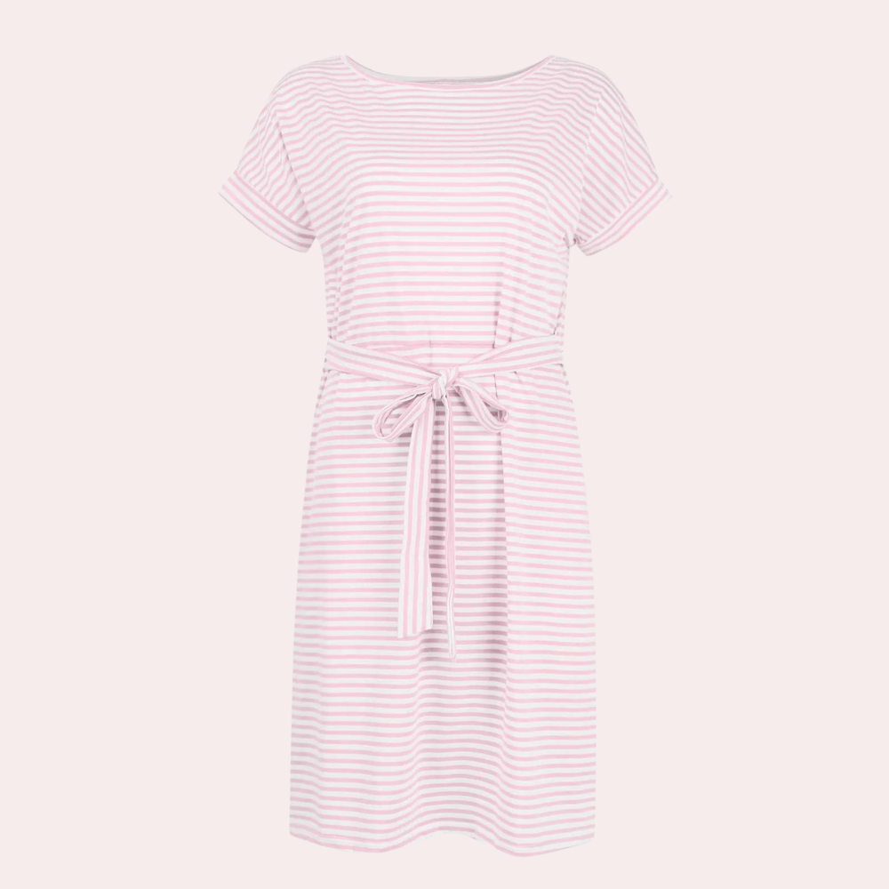 Roze gestreepte jurk met korte mouwen en strikceintuur, casual damesmode, zomerjurk, comfortabele pasvorm, trendy kleding.
