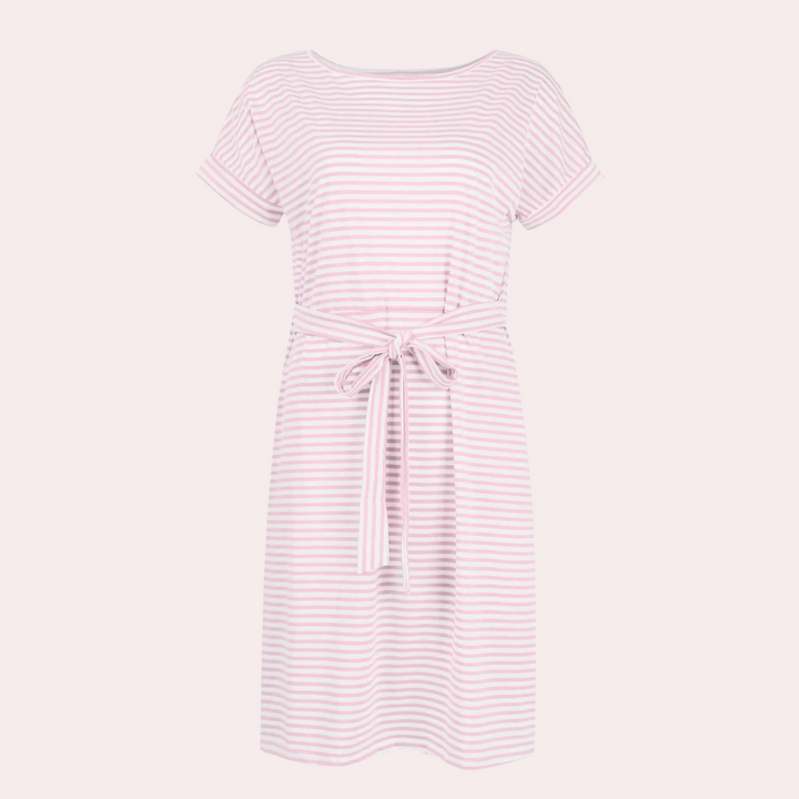 Roze gestreepte jurk met korte mouwen en strikceintuur, casual damesmode, zomerjurk, comfortabele pasvorm, trendy kleding.