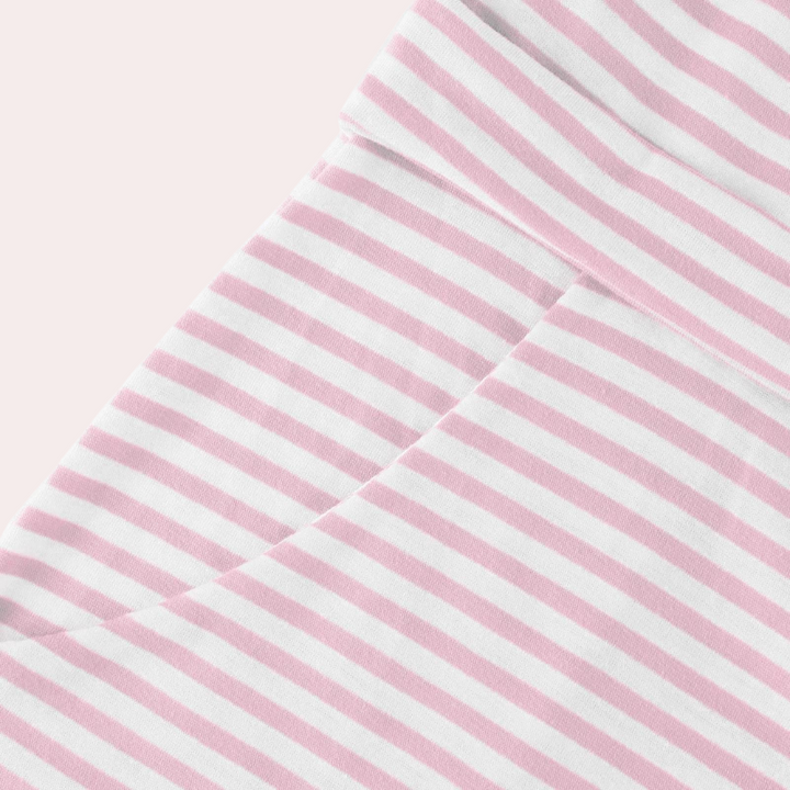 Roze en wit gestreepte stof, close-up van katoenen textiel. Perfect voor mode, naaiprojecten en interieurdecoratie.