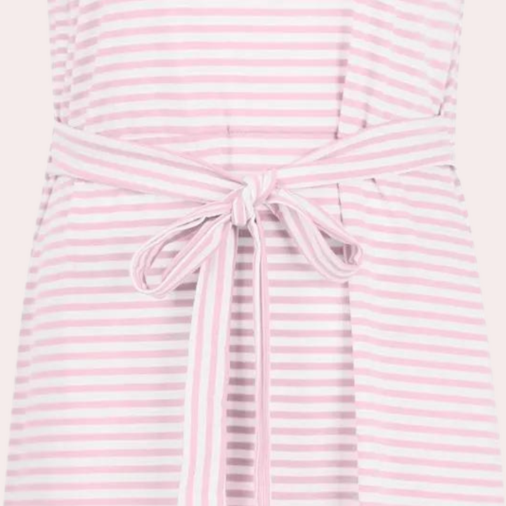Roze en witte gestreepte jurk met strikceintuur, damesmode, zomerjurk, casual stijl, katoenmix, trendy kleding, comfortabele pasvorm.