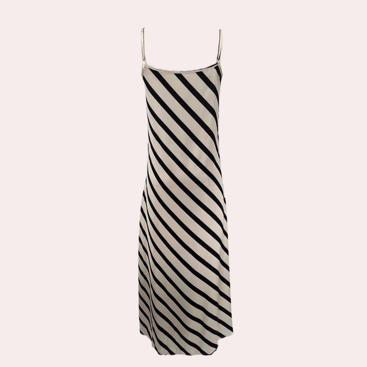 Zwart-wit gestreepte damesjurk met spaghetti bandjes, elegante diagonale strepen, zomerjurk, casual mode, lichte stof, trendy design.