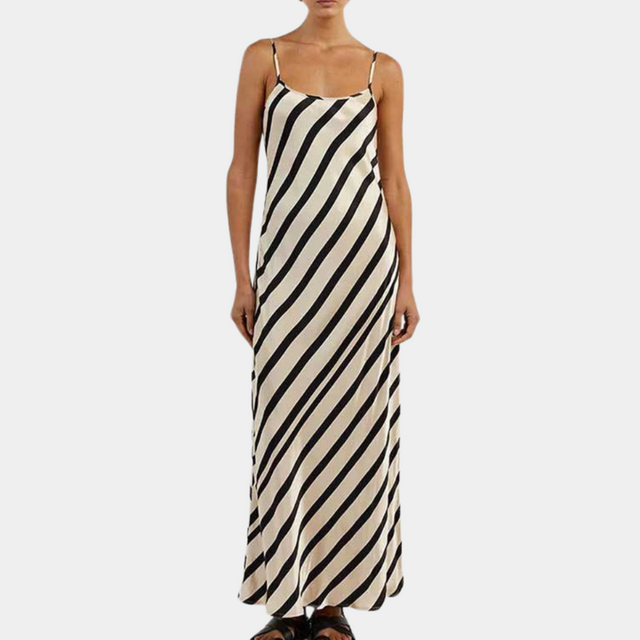 Zwart-wit gestreepte maxi-jurk met spaghetti bandjes, elegante avondjurk, damesmode, zomeroutfit, stijlvolle kleding, casual chique look.