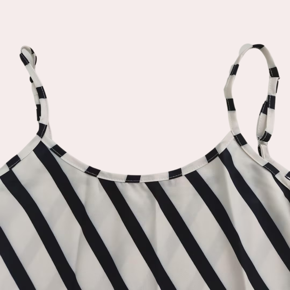 Wit-zwarte gestreepte dames top met spaghettibandjes, zomermode, casual kleding, stijlvolle tanktop, lichte stof, trendy design.