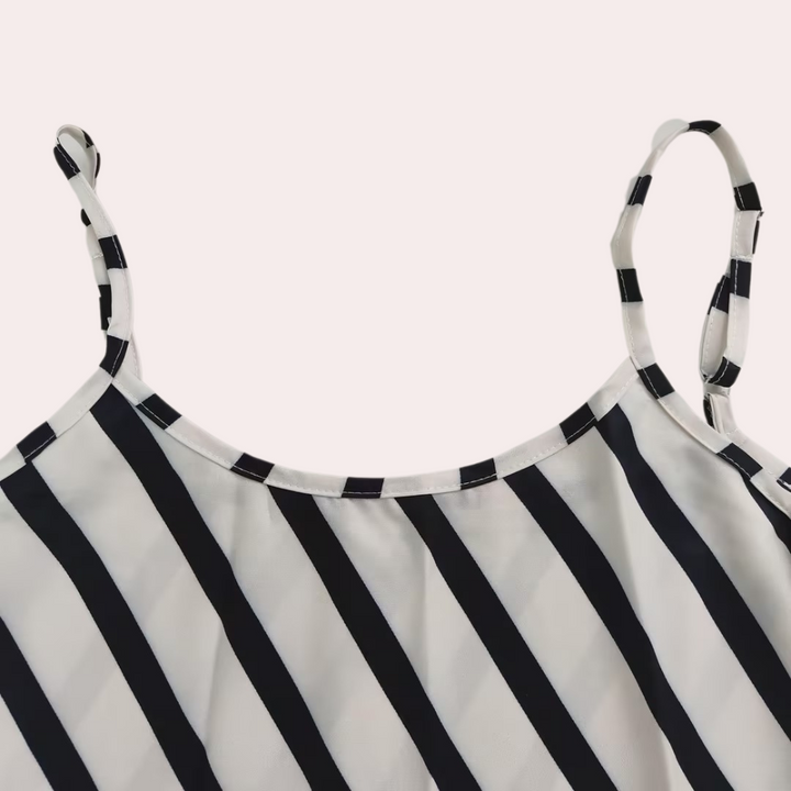 Wit-zwarte gestreepte dames top met spaghettibandjes, zomermode, casual kleding, stijlvolle tanktop, lichte stof, trendy design.