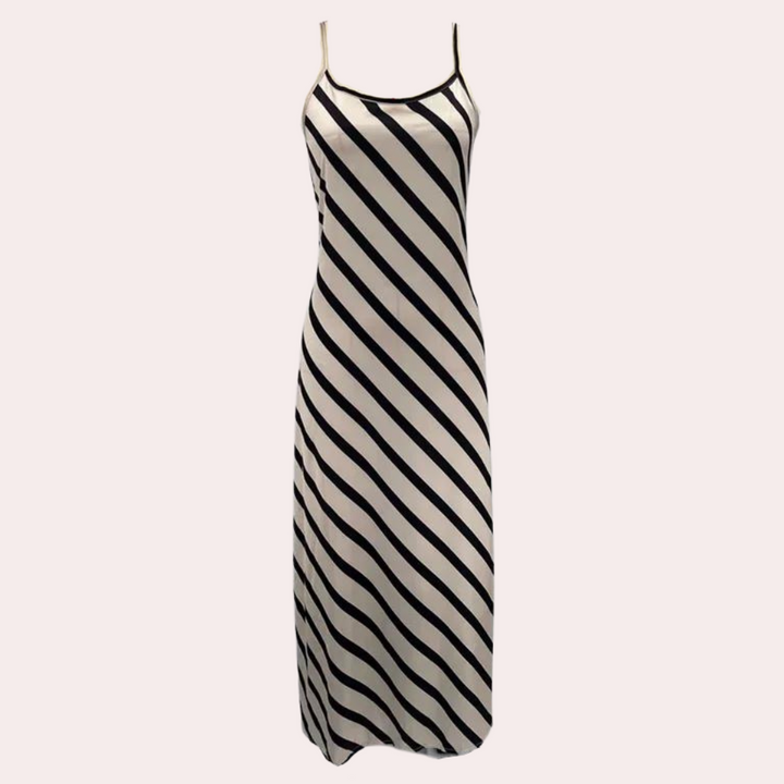 Zwart-wit gestreepte maxi-jurk met spaghetti bandjes, elegante diagonale strepen, perfect voor zomermode en casual gelegenheden.