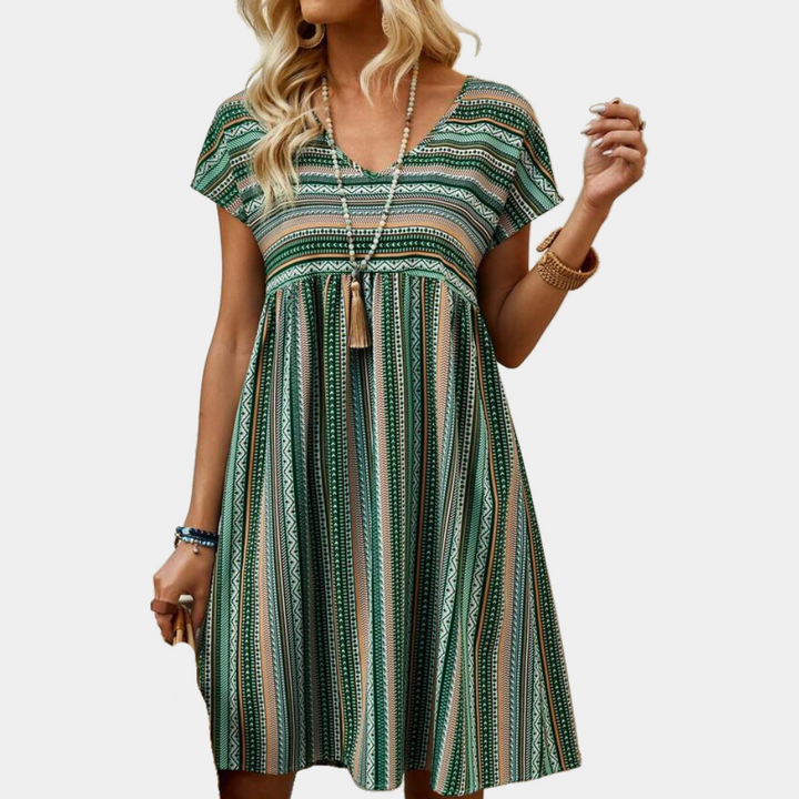 Groene zomerjurk met etnisch patroon, korte mouwen en V-hals. Perfect voor casual damesmode. Trendy boho-stijl kleding voor vrouwen.