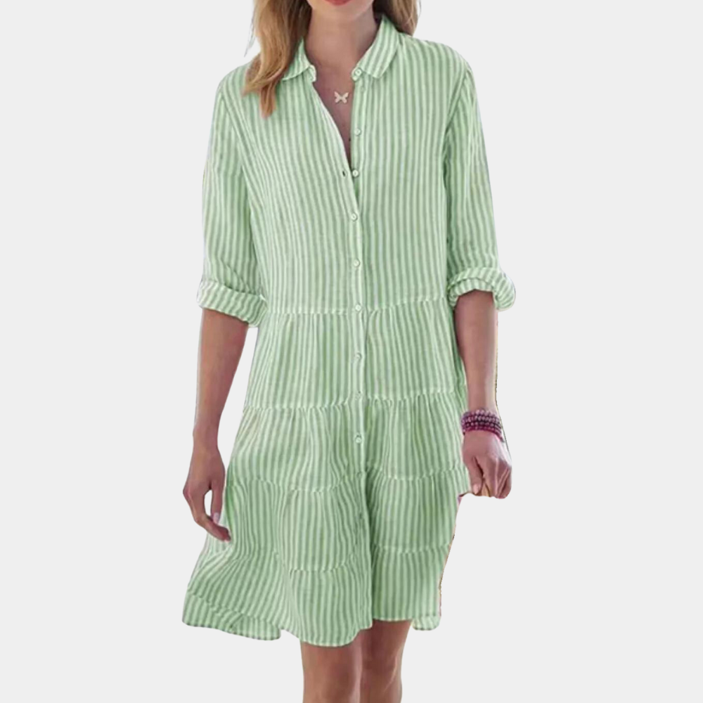 Groene gestreepte damesjurk met knoopsluiting, driekwart mouwen en kraag. Perfect voor casual zomeroutfits. Modieuze en comfortabele stijl.