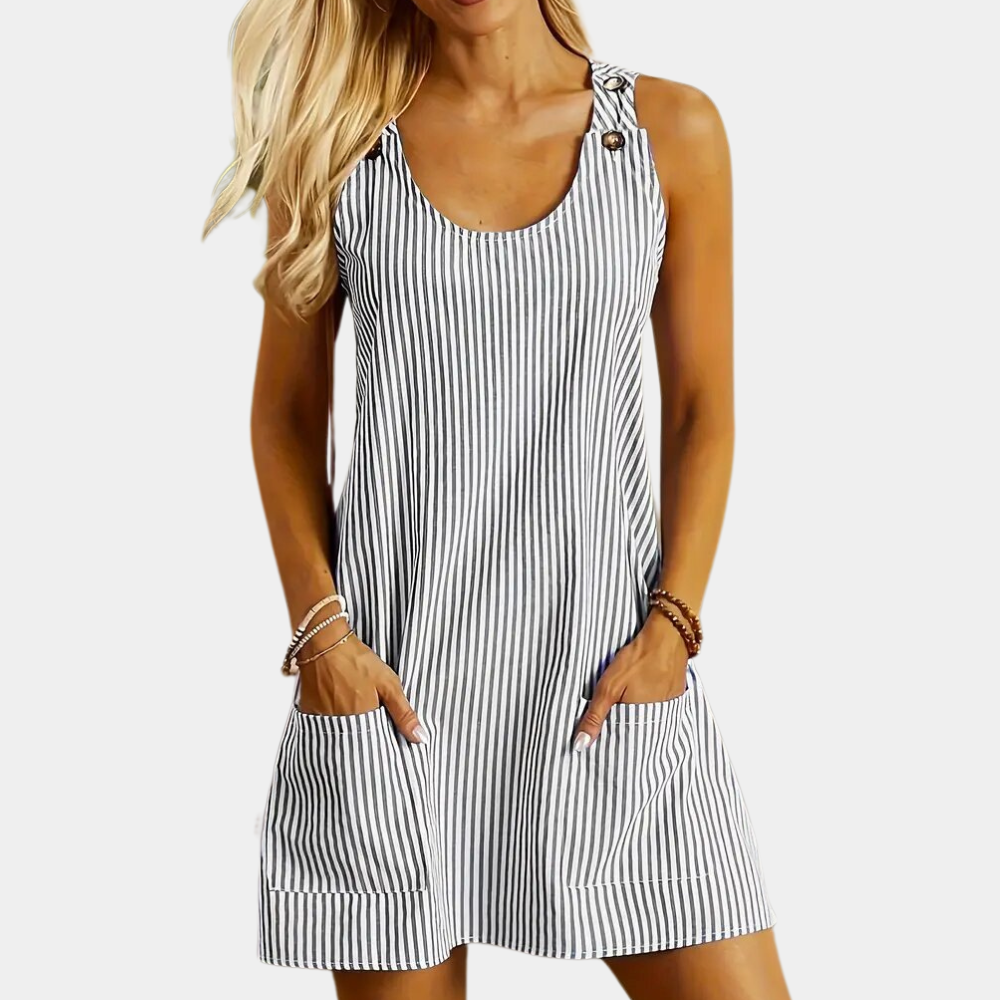 Zwart-wit gestreepte zomerjurk met knoopdetails, mouwloos ontwerp en zakken. Perfect voor casual damesmode en zomerse outfits.