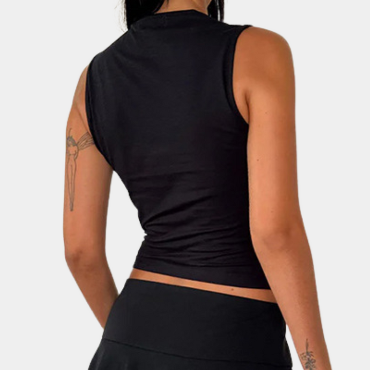 Zwarte mouwloze dames top, rugaanzicht, met strakke pasvorm en sportieve uitstraling. Ideaal voor casual en sportieve outfits.