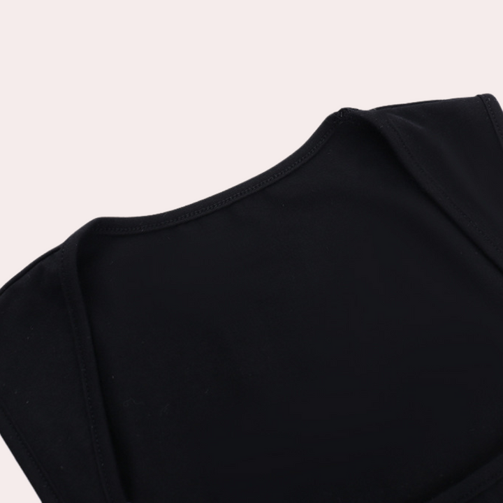 Zwarte mouwloze top, minimalistisch ontwerp, gemaakt van zachte stof. Ideaal voor casual en sportieve outfits. Comfortabele pasvorm.