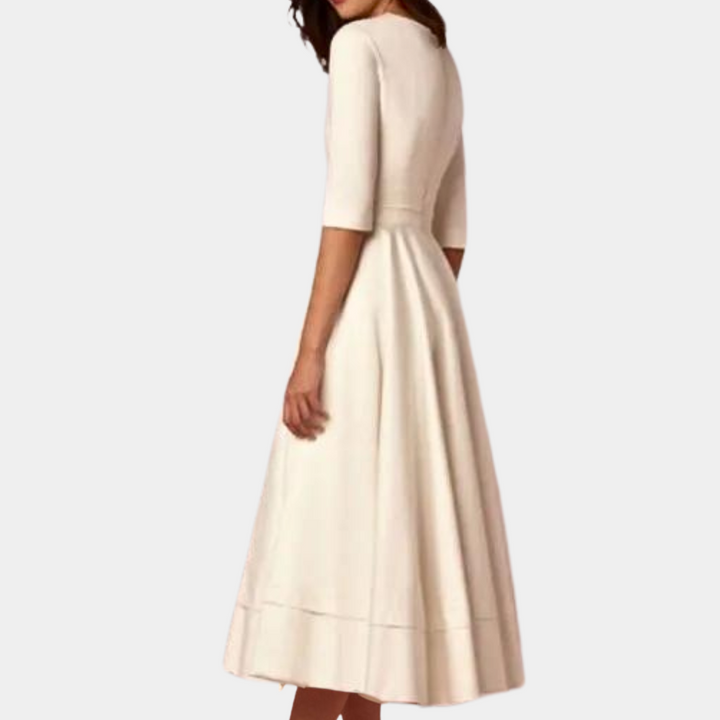 Beige midi-jurk met driekwart mouwen, elegante A-lijn snit, geschikt voor formele gelegenheden. Tijdloze damesmode, stijlvolle jurk.