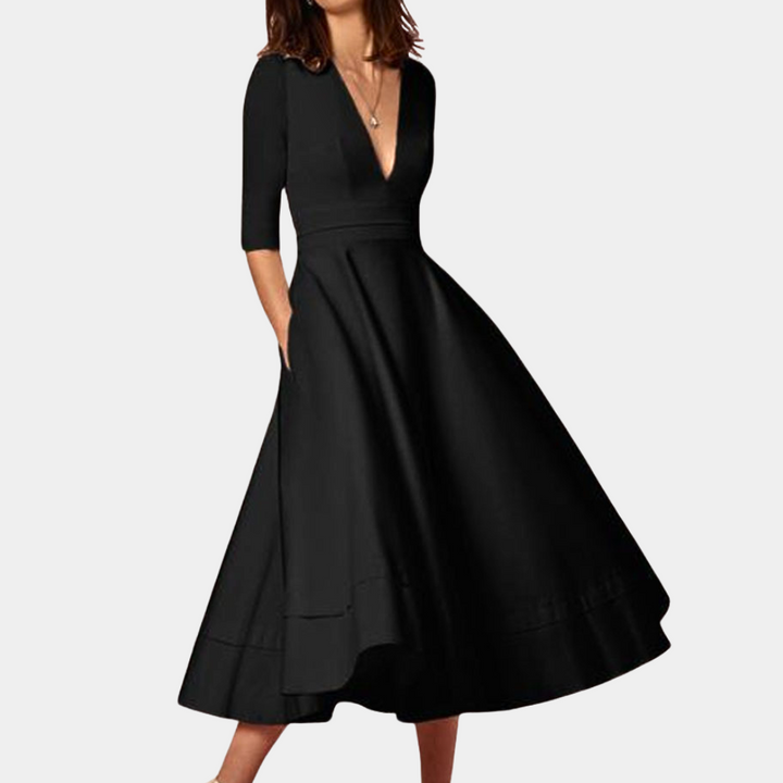 Elegante zwarte jurk met V-hals en driekwart mouwen, perfect voor avondkleding. Stijlvolle A-lijn snit, ideaal voor formele gelegenheden.