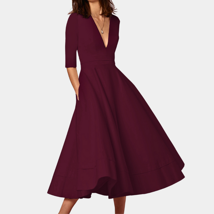 Rode wijnkleurige midi-jurk met V-hals en driekwart mouwen, elegante A-lijn pasvorm, perfect voor avondkleding en speciale gelegenheden.
