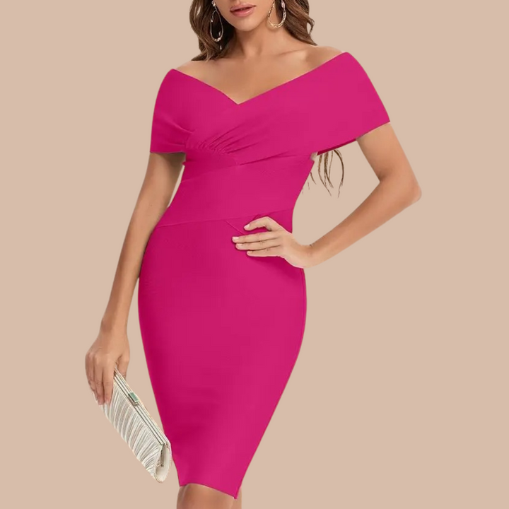 Vrouw in fuchsia off-shoulder jurk met strakke pasvorm, elegante plooien en clutch. Perfect voor avondkleding en feestelijke gelegenheden.
