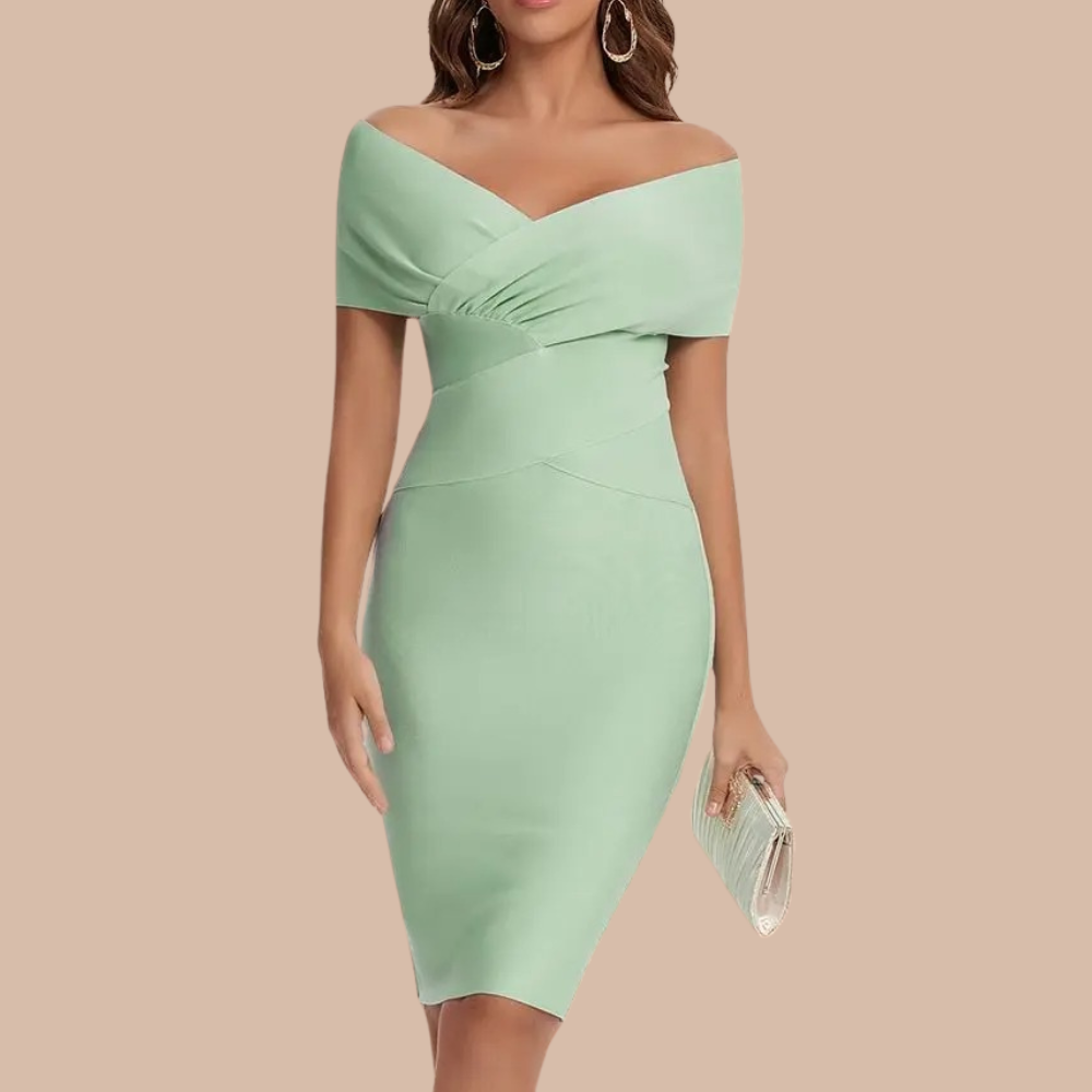 Vrouw in mintgroene off-shoulder jurk met clutch. Elegante avondjurk, perfecte pasvorm, geschikt voor feestelijke gelegenheden.