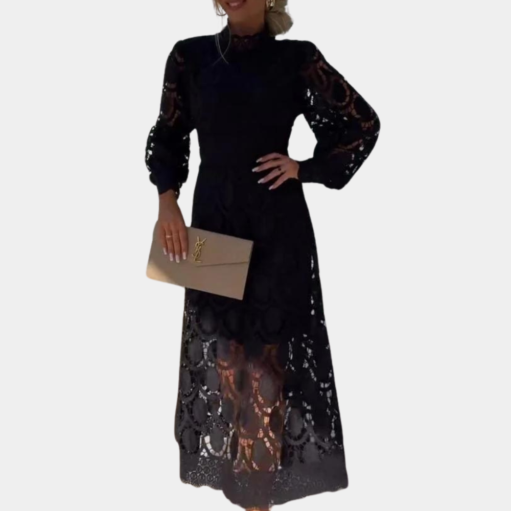 Elegante zwarte kanten jurk met lange mouwen, gedragen door vrouw met beige clutch. Perfect voor avondkleding en formele gelegenheden.