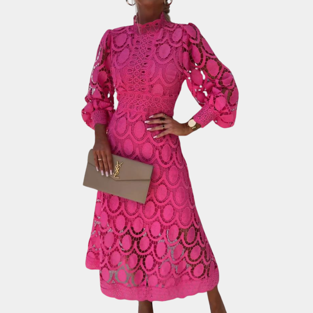 Roze kanten jurk met lange mouwen en opengewerkt patroon, gedragen door model met beige clutch. Elegante damesmode, trendy avondkleding.