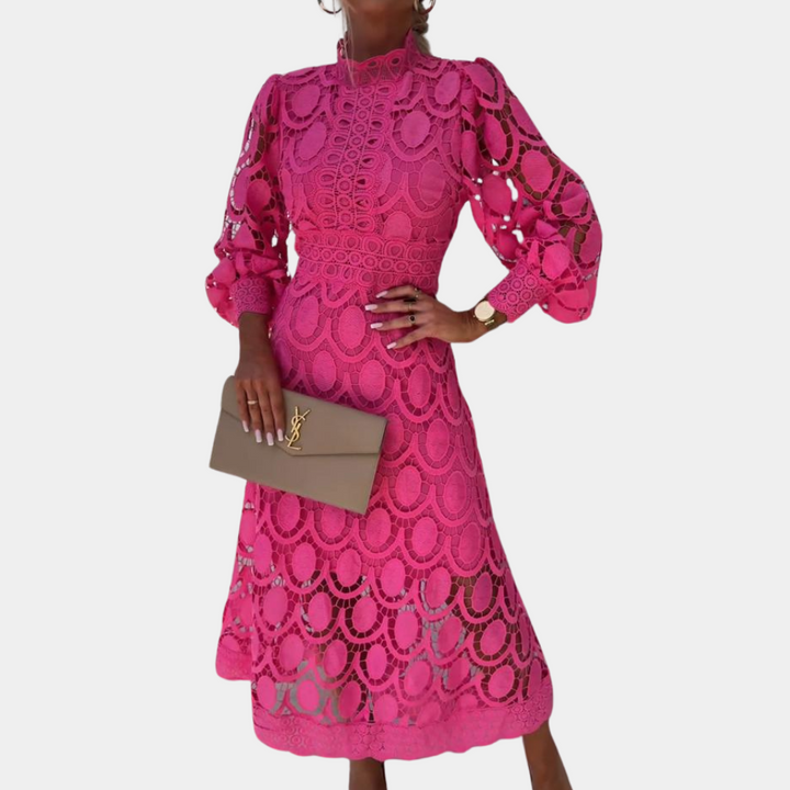 Roze kanten jurk met lange mouwen en opengewerkt patroon, gedragen door model met beige clutch. Elegante damesmode, trendy avondkleding.