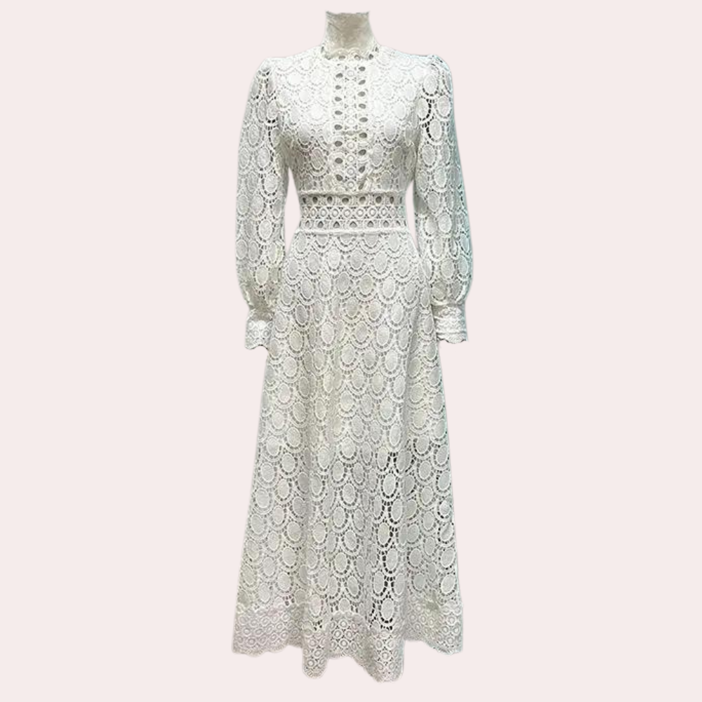 Witte kanten jurk met lange mouwen en knoopsluiting, elegante vintage stijl, perfect voor bruiloften of speciale gelegenheden.
