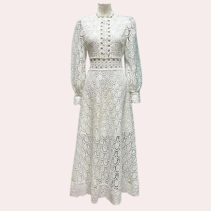 Witte kanten jurk met lange mouwen en knoopsluiting, elegante vintage stijl, perfect voor bruiloften of speciale gelegenheden.