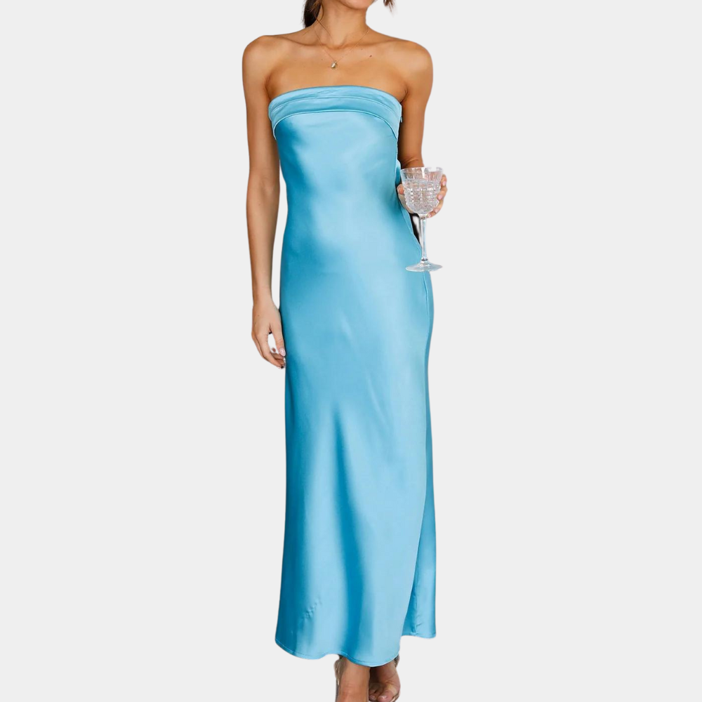 Vrouw in elegante blauwe strapless satijnen jurk met wijnglas. Perfect voor avondkleding, galajurk, feestjurk. Stijlvol en modieus design.