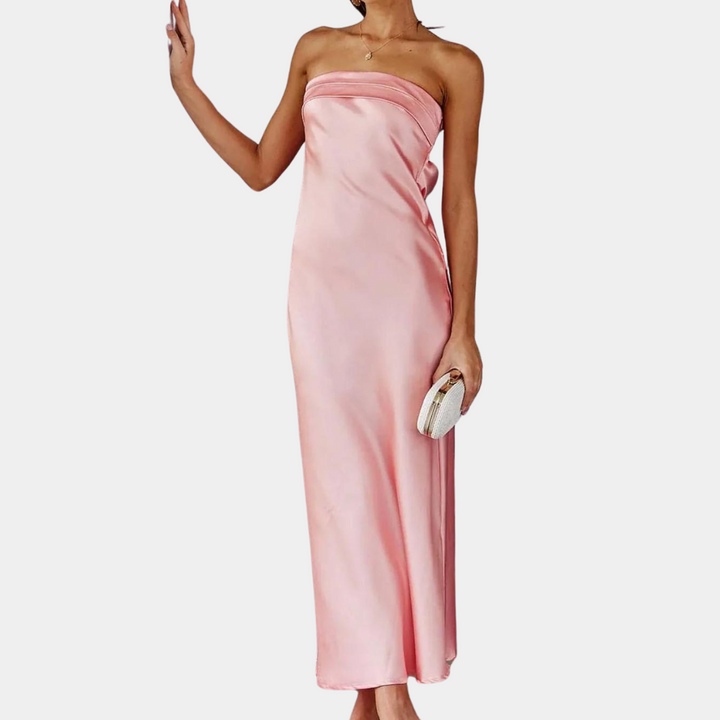 Roze strapless satijnen jurk, elegante avondjurk, vrouw met witte clutch, modieuze dameskleding, stijlvolle outfit voor speciale gelegenheden.