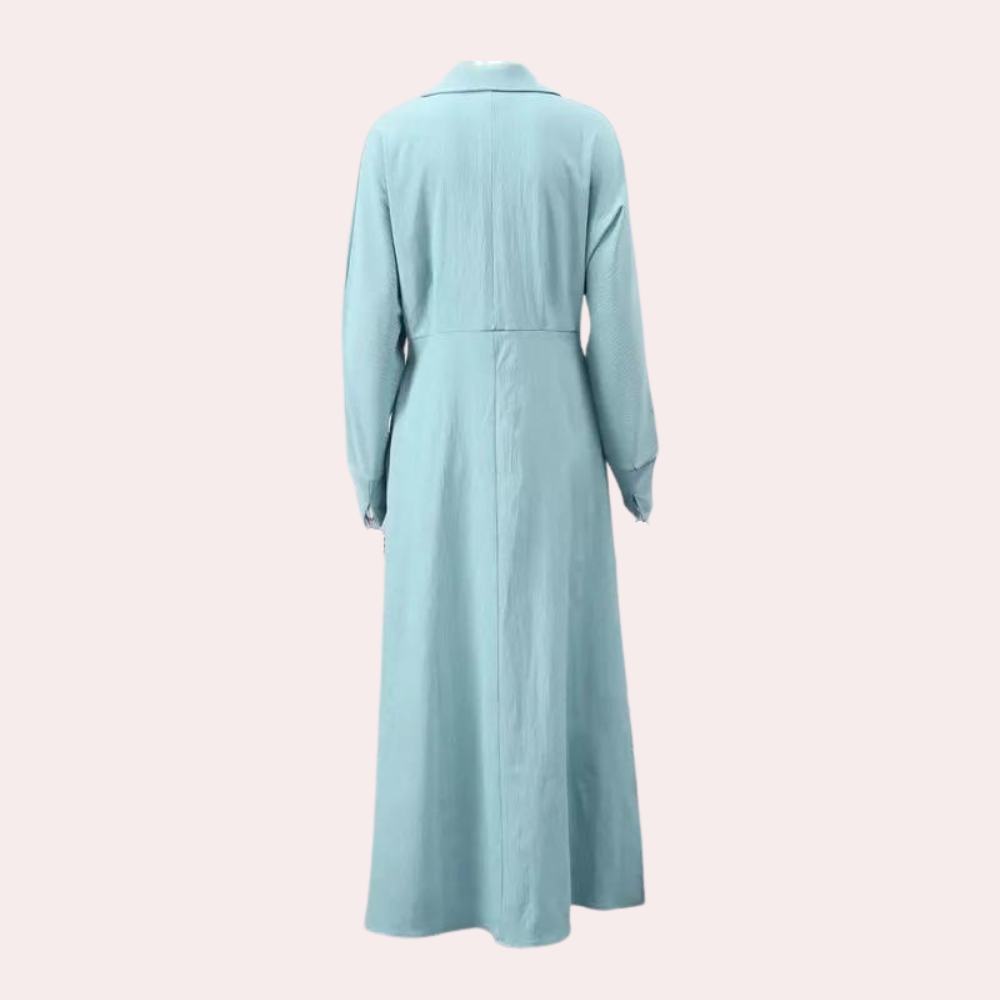 Achteraanzicht van een lange, lichtblauwe damesjas met kraag en lange mouwen. Stijlvolle wintermode, elegant ontwerp, hoogwaardige stof.
