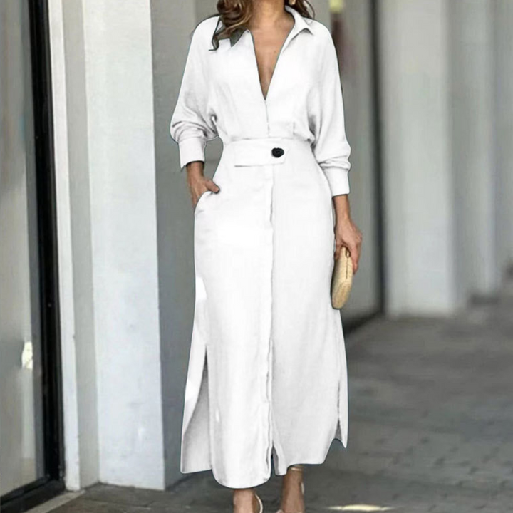 Elegante witte damesjurk met lange mouwen en knoopsluiting, gedragen door model. Perfect voor formele gelegenheden. Stijlvolle mode voor vrouwen.