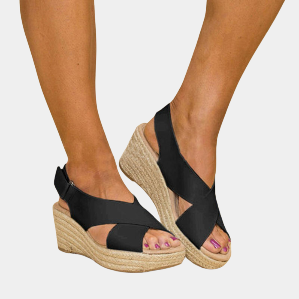Zwarte dames espadrille sandalen met sleehak, open teen en gevlochten zool. Perfect voor zomerse outfits en casual gelegenheden.