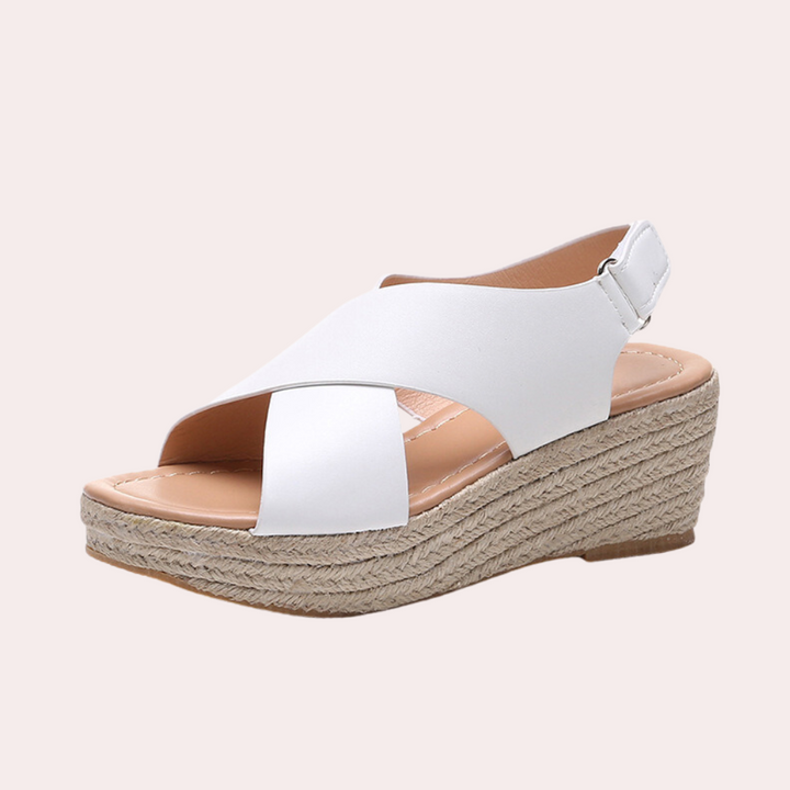 Witte dames espadrille sandaal met sleehak, kruisbanden en verstelbare enkelband. Perfect voor zomerse outfits en casual gelegenheden.