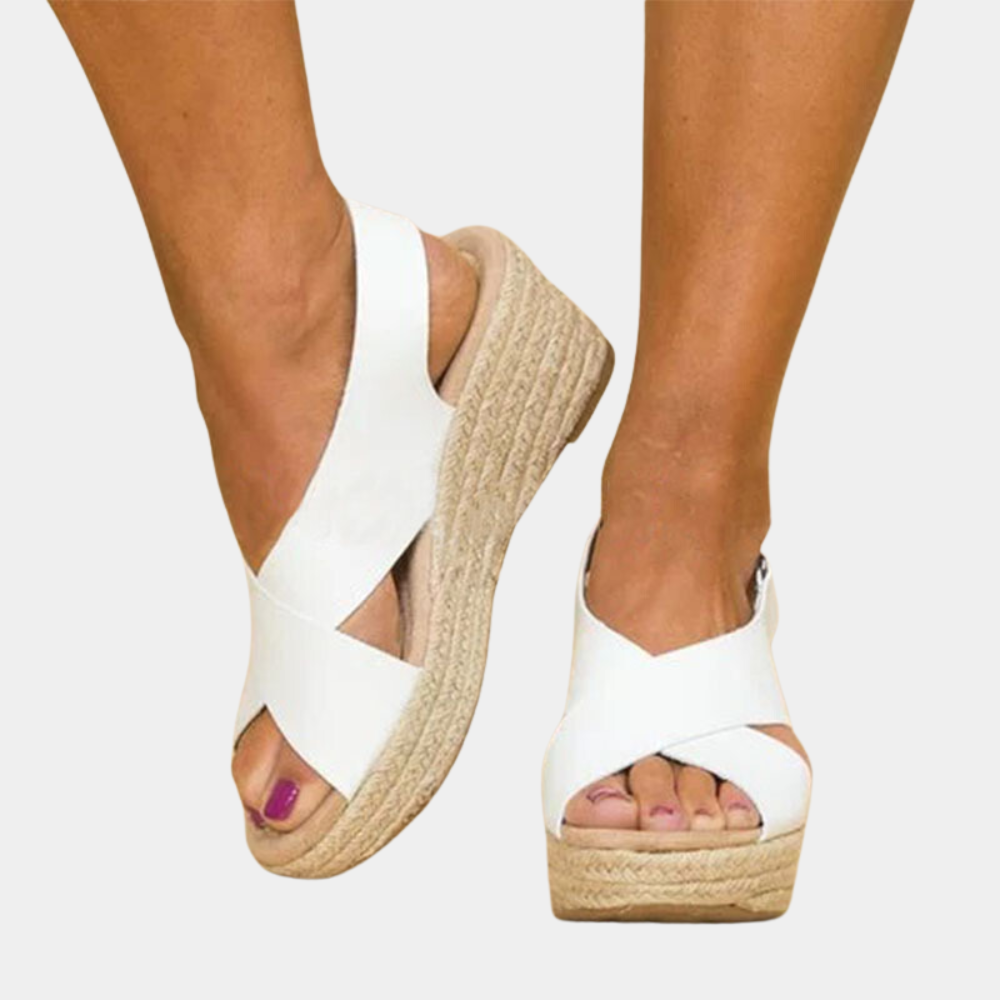 Witte dames sandalen met sleehak, open teen en gevlochten zool. Comfortabele zomerschoenen, ideaal voor casual en strandoutfits.