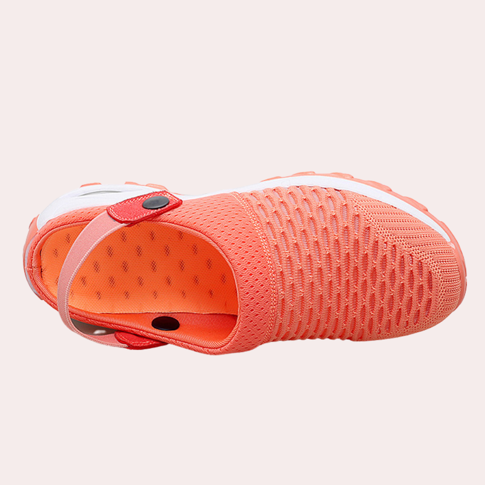 Oranje ademende sneaker met geweven mesh bovenwerk, elastische hielband en witte zool, ideaal voor sport en casual gebruik.