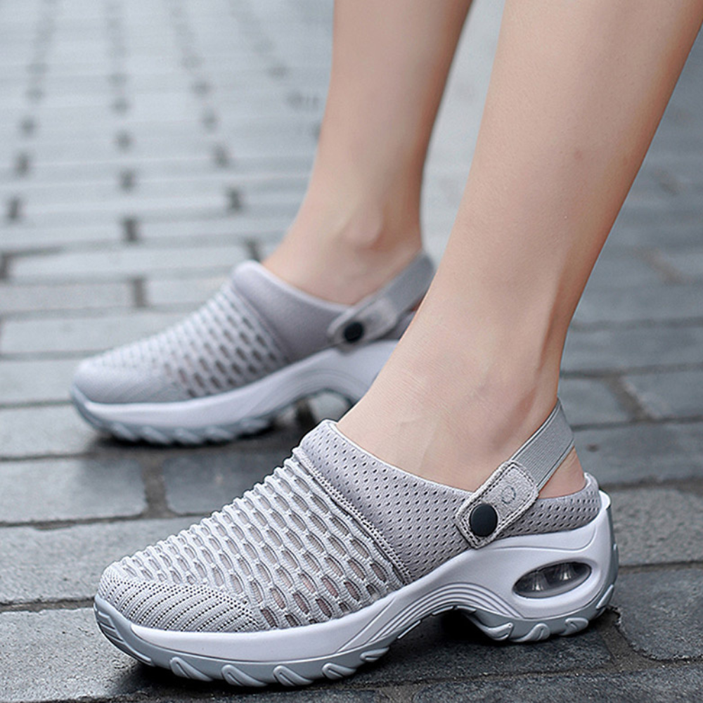 Grijze ademende dames sneakers met luchtkussen zool, ideaal voor wandelen. Comfortabele mesh stof, slip-on design, modieuze casual schoenen.
