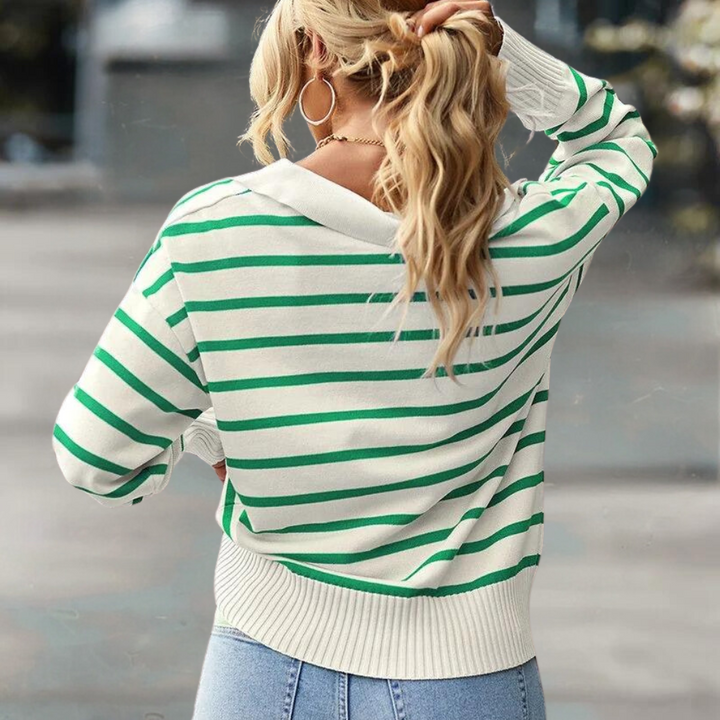 Vrouw in groene en witte gestreepte trui, casual mode, rugaanzicht. Trendy dameskleding, herfststijl, comfortabele outfit, lange mouwen.