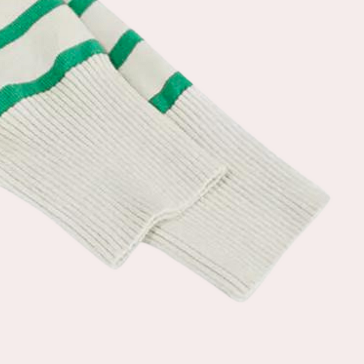 Groene en witte gestreepte trui mouw, gebreid katoen, close-up. Modieuze dameskleding, comfortabele wintermode, casual stijl.