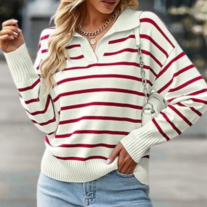 Vrouw in rood-wit gestreepte trui met kraag, casual mode, herfstkleding, trendy damesoutfit, stijlvolle look, comfortabele pasvorm.