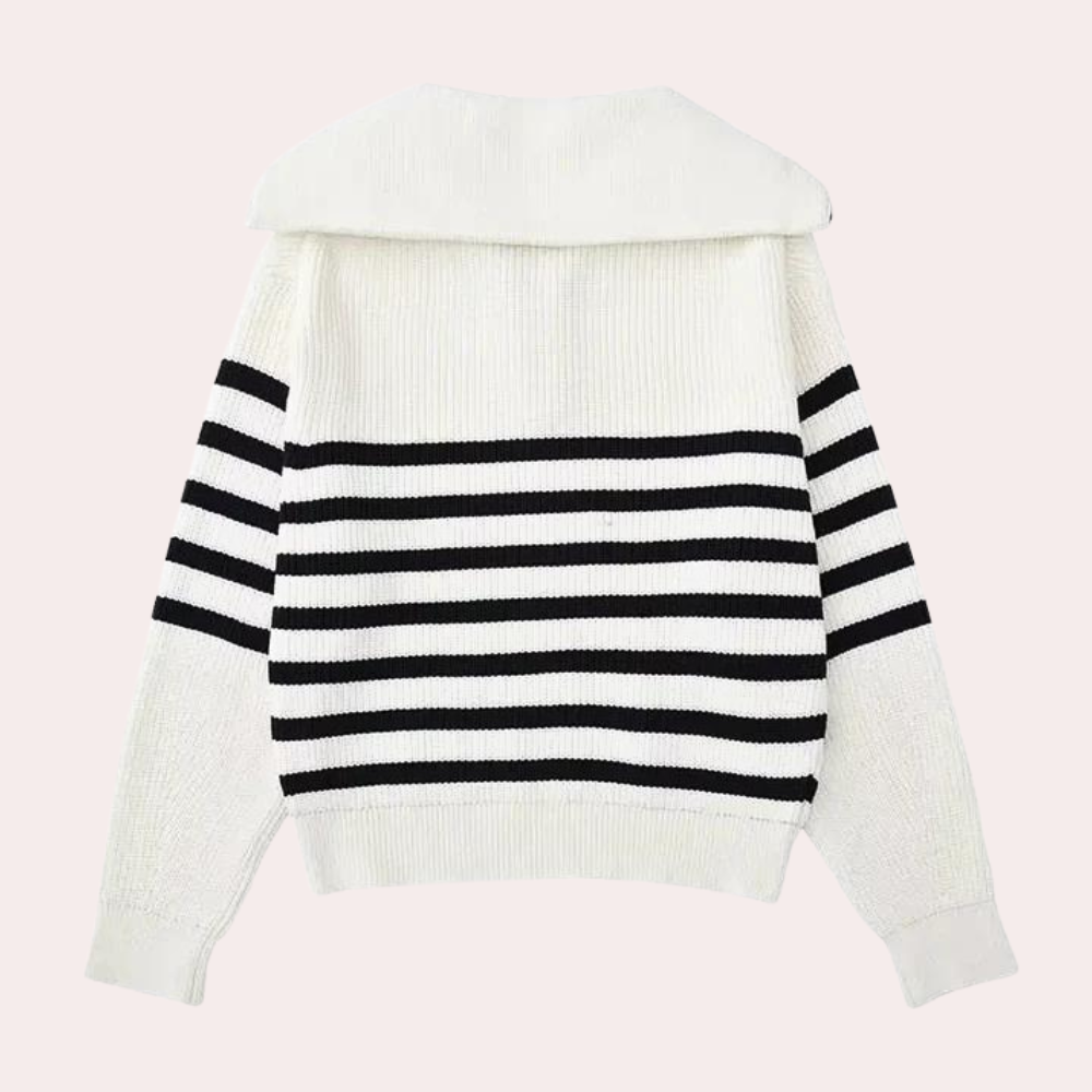 Witte trui met zwarte strepen, lange mouwen en brede kraag. Modieuze dameskleding, gebreid ontwerp, ideaal voor herfst en winter.