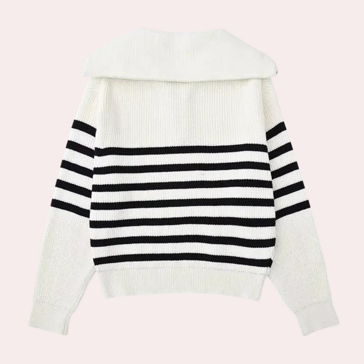 Witte trui met zwarte strepen, lange mouwen en brede kraag. Modieuze dameskleding, gebreid ontwerp, ideaal voor herfst en winter.