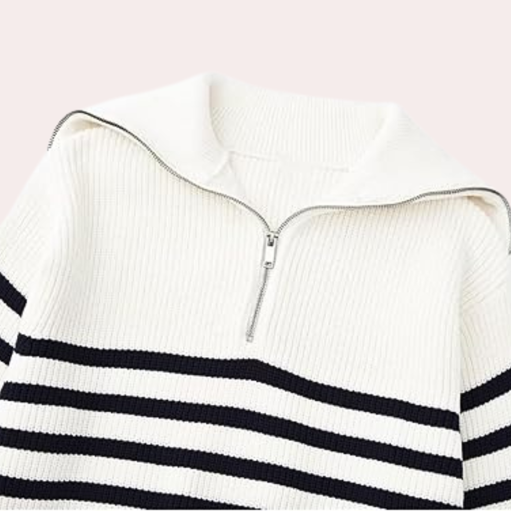 Witte gebreide trui met zwarte strepen en halve ritssluiting, stijlvolle damesmode, comfortabele casual kleding, trendy herfst- en winteroutfit.