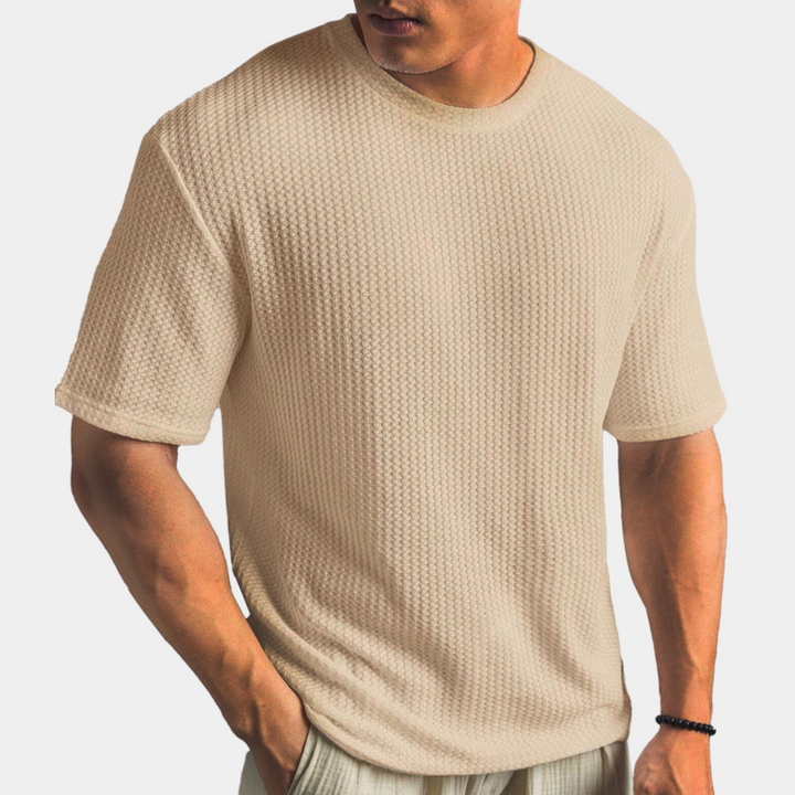 Man in khaki T-shirt met textuur, korte mouwen, casual stijl. Perfect voor zomermode, heren kleding, comfortabele pasvorm.