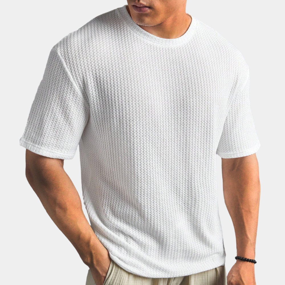Man in wit gebreid T-shirt, korte mouwen, casual stijl. Perfect voor zomermode, ademend en comfortabel. Geschikt voor dagelijks gebruik.