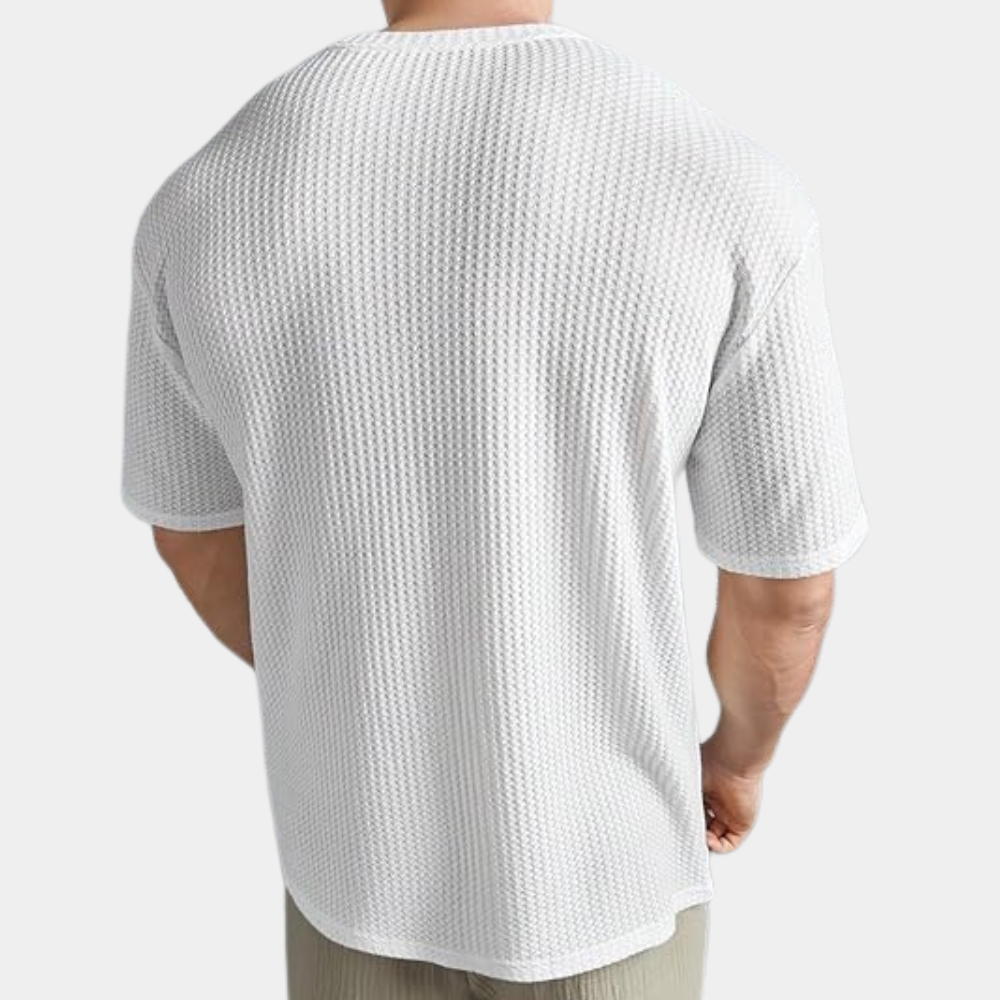 Witte heren T-shirt met textuur, korte mouwen en ronde hals, gedragen door een man. Perfect voor casual en sportieve outfits.